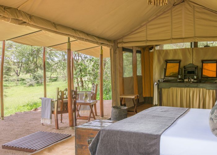 5.-Mwiba-Tented-Camp-double-vanity