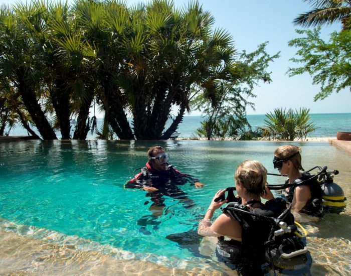 Benguerra-Island-Experiences-Scuba-diving-school-with-guests