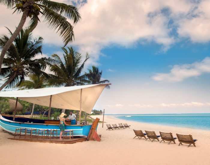 Benguerra-island-guest-area-Dhow-bar-at-midday
