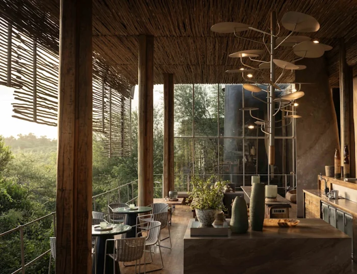 Kruger_National_Park_Lebombo_Lodge_Long_Bar_Ross_Couper_A2_00730- KILICLIMB SAFARIS