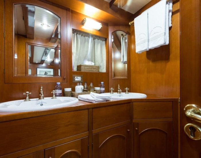 Over-the-Rainbow-En-suite-Bathroom THANDA
