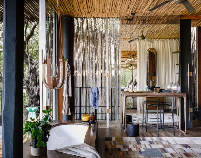 SKNP_Sweni_Suite_Bathtub_Desk_View_Low_Res_Adriaan_Louw - KILICLIMB AFRICA SAFARIS