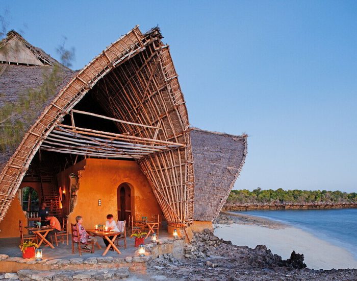 Menschen vor der Chumbe Island Coral Park Lodge in der Abenddämmerung, Restaurant und Besucherzentrum, Chumbe Island, Sansibar, Tansania, Afrika