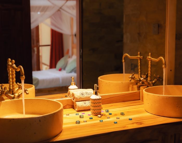 luxury-bathroom-explorers-lodge - KILICLIMB AFRICA SAFARIS